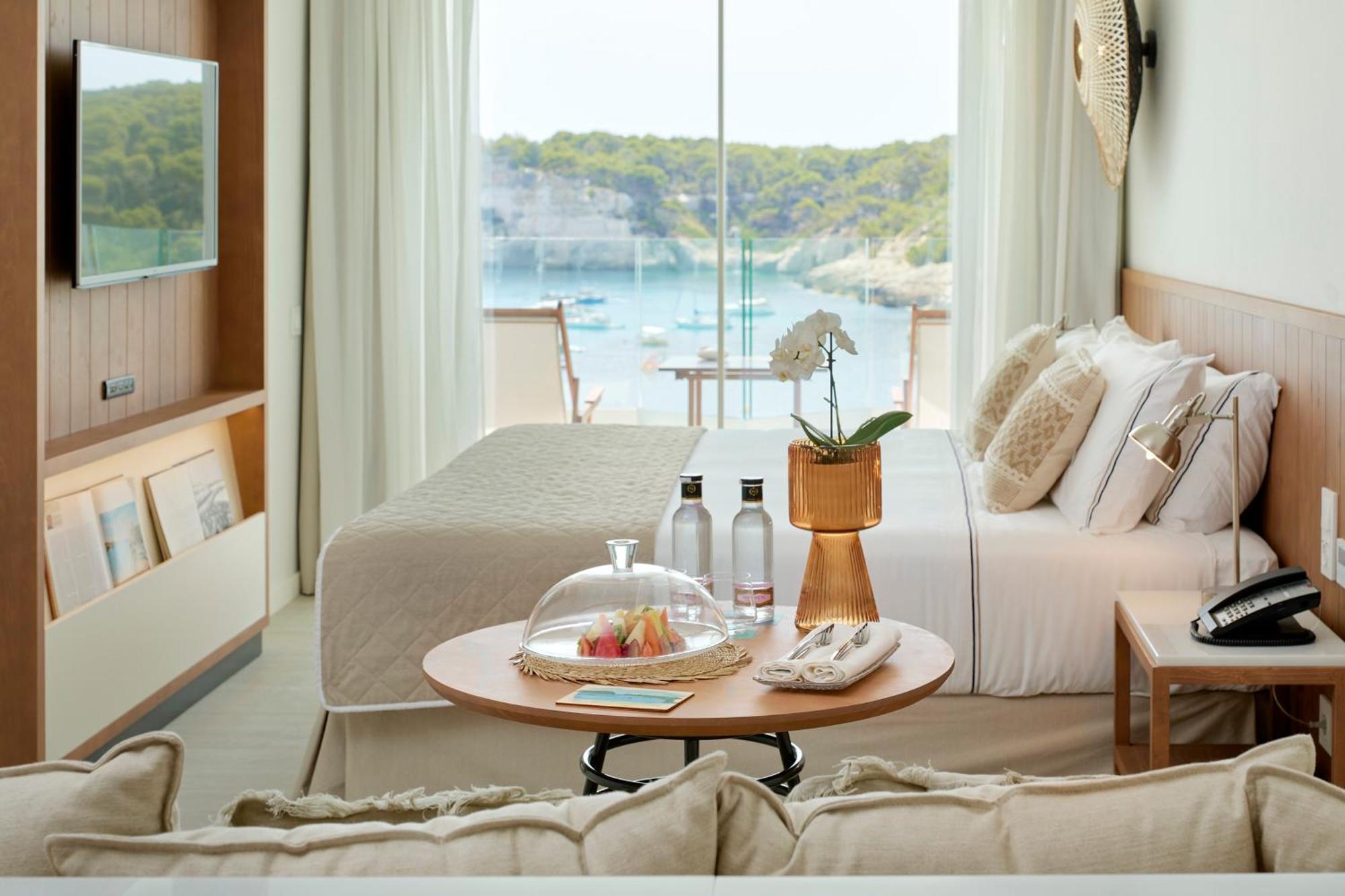 Melia Cala Galdana Hotel Cala Galdana  Kültér fotó A room at the hotel