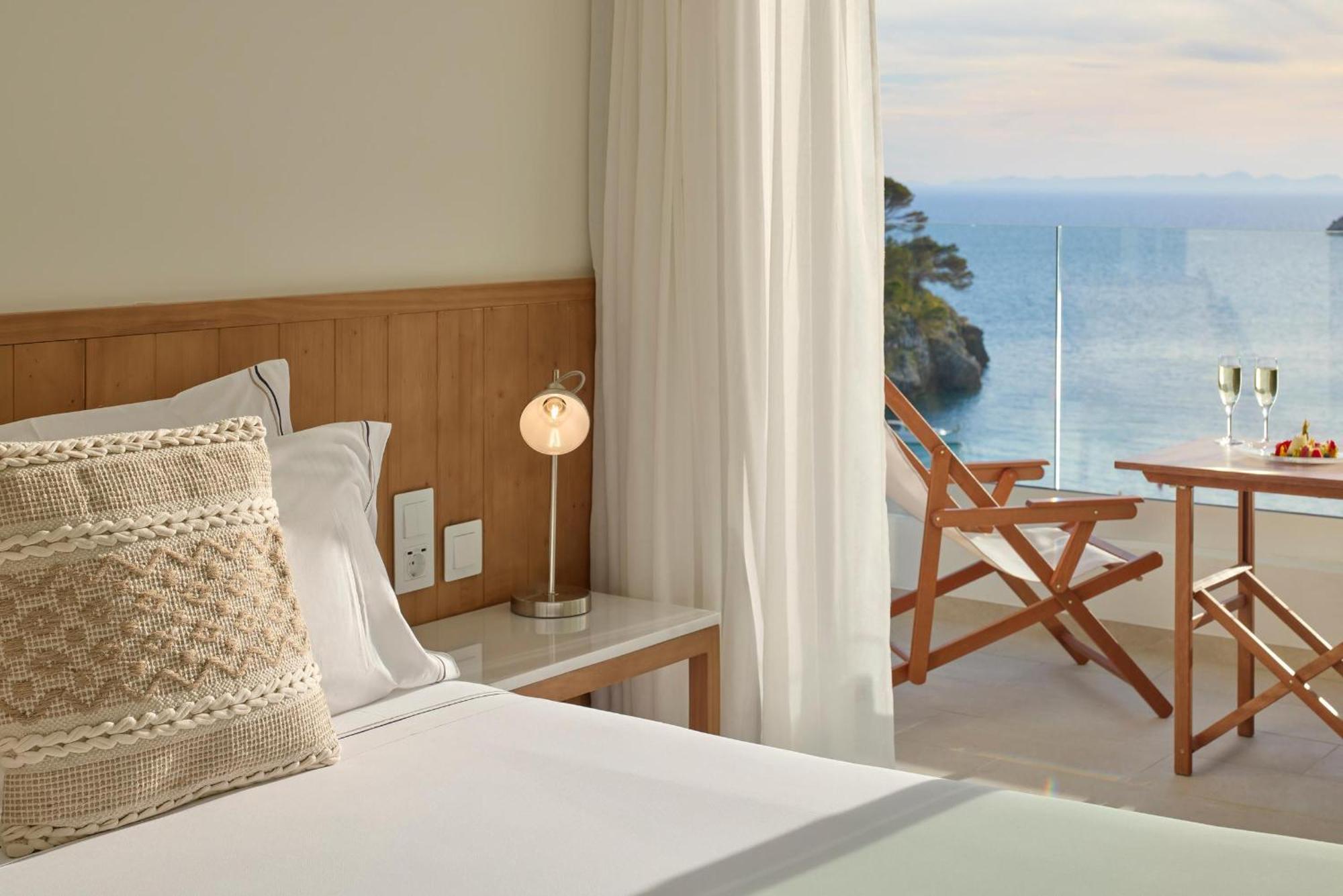 Melia Cala Galdana Hotel Cala Galdana  Kültér fotó A room at the hotel