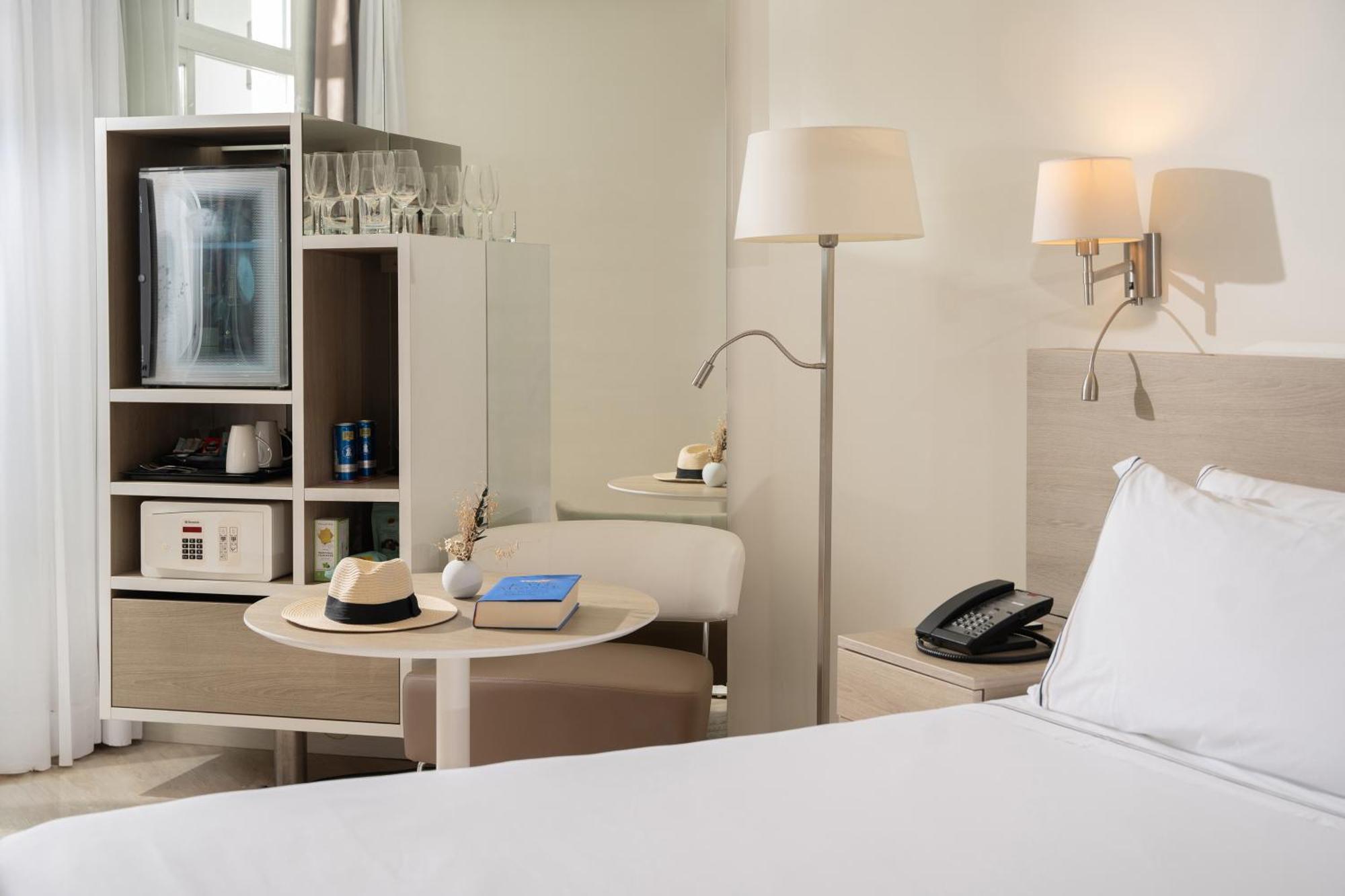 Melia Cala Galdana Hotel Cala Galdana  Kültér fotó A room at the hotel