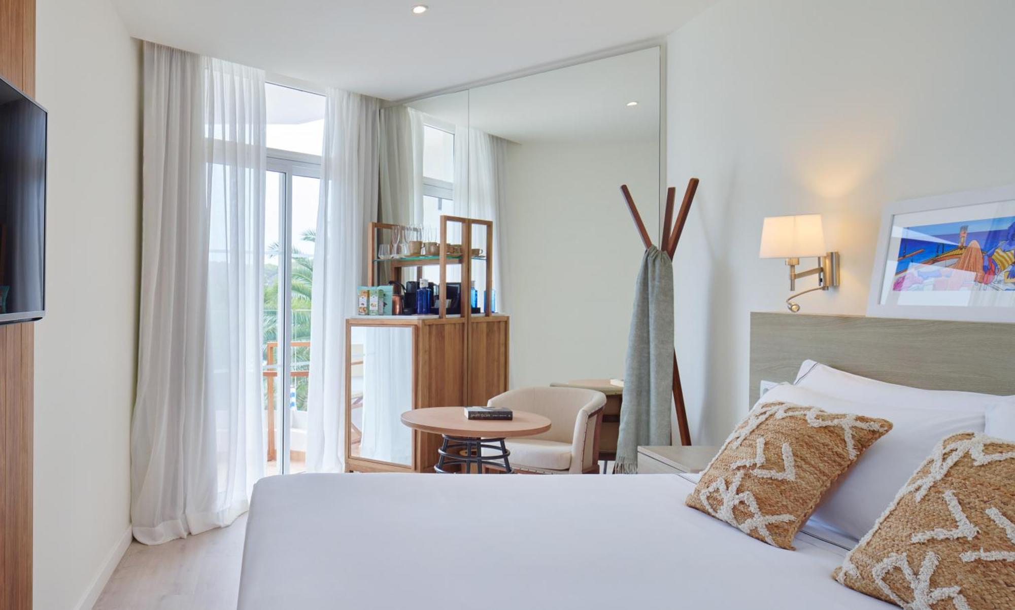 Melia Cala Galdana Hotel Cala Galdana  Kültér fotó A room at the hotel